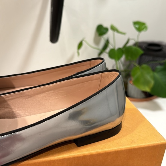 - Tod`s Silver Leather Loafers size 40, Like New, box and dust bag included - Picture 4 of 13